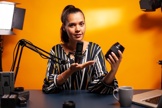 Presentar y probar la lente de la cámara durante vlog en Home Studio