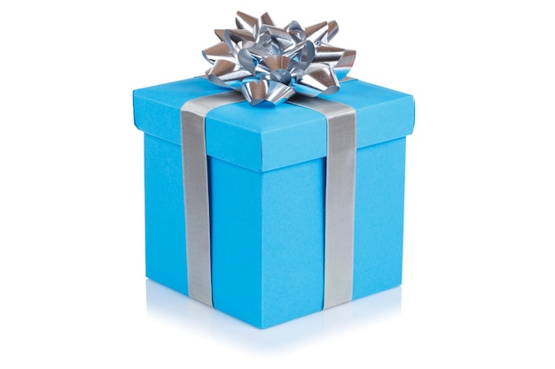Presente de aniversário presente de natal caixa azul clara isolada no branco