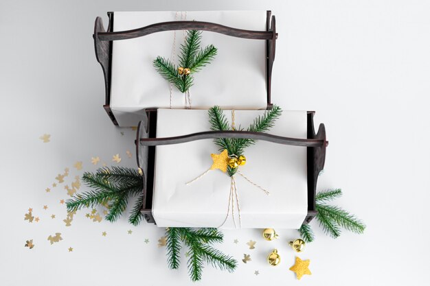 Presente de ano novo de luxo com decoração de ouro e galhos de árvores. Presente de Natal em cesta de madeira. Fundo de Natal com caixa de presente. Presentes para a celebração de Natal.
