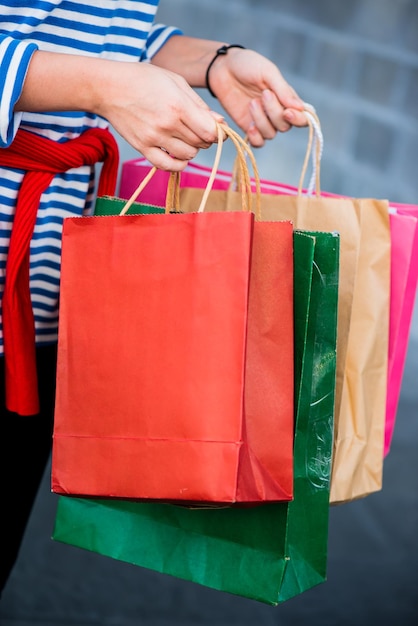 Presente de compra e presente no dia seguinte para a festa de Natal e ano novo. Jovens mulheres segurando uma sacola de compras.