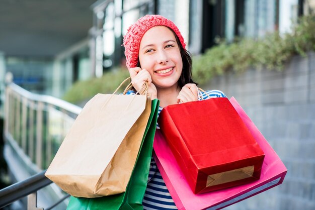 Presente de compras e presente de férias para o ano novo e festa de aniversário. Mulheres adolescentes segurando uma sacola de compras.