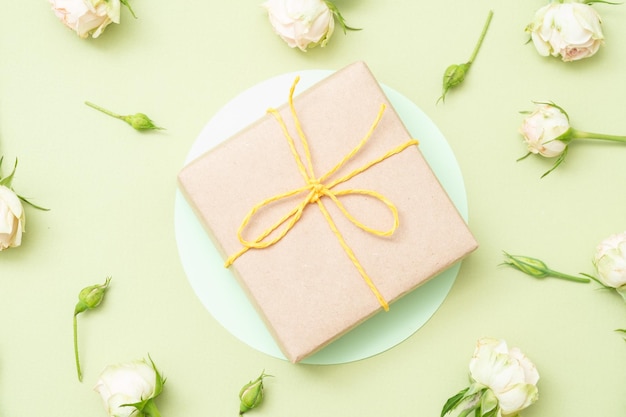 Presente de dia das mães Caixa de presente de papel artesanal em fundo verde pálido Decoração mínima de flores