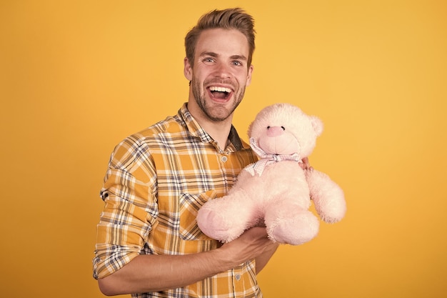 Presente de dia dos namorados Brinquedo macio de abraço de homem Faça conceito surpresa Vibrações positivas Brinquedo de ursinho fofo Maciez ternura Adulto brincalhão Bonito e romântico Hipster barbudo brincar de brinquedo fundo amarelo