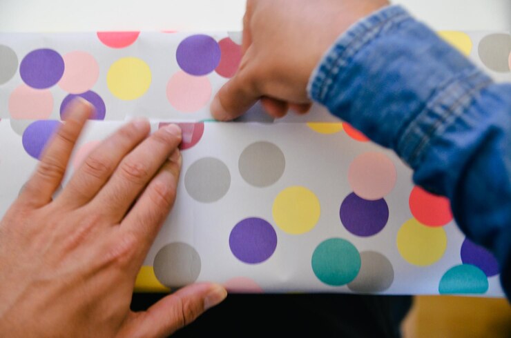 Foto presente de embrulho à mão cortado com papel de pontos polka