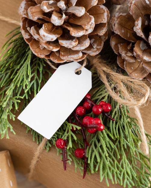 Presente de Natal com etiqueta de presente em branco close-up, maquete