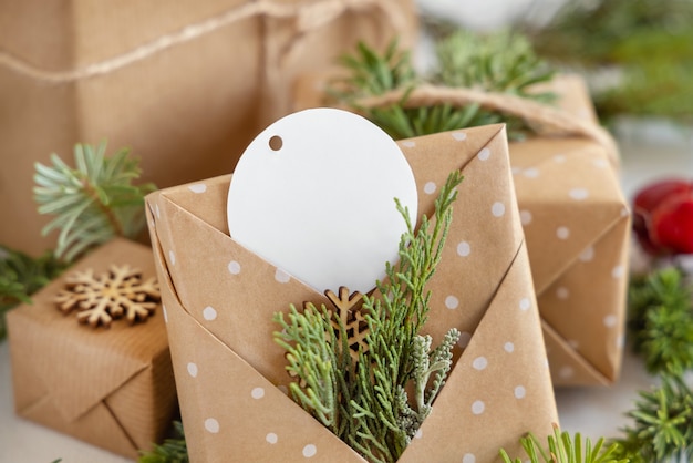 Presente de Natal com etiqueta redonda em branco close-up, maquete