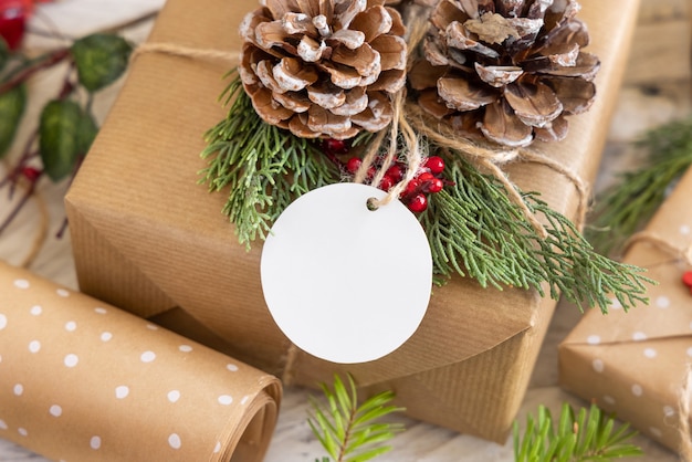 Presente de Natal com etiqueta redonda em branco close-up, maquete