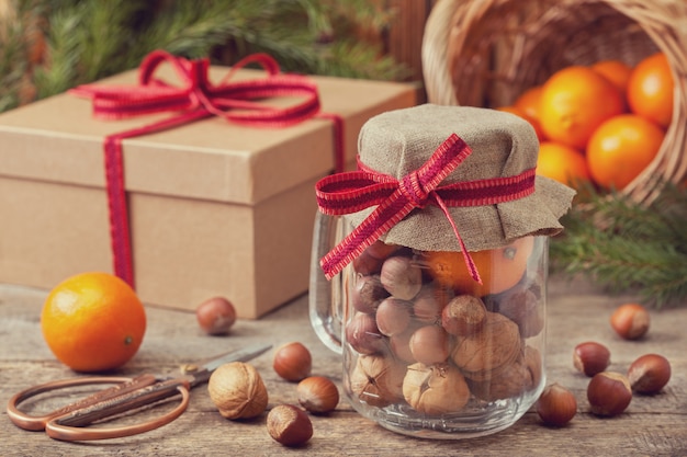 Presente de Natal com nozes e tangerinas