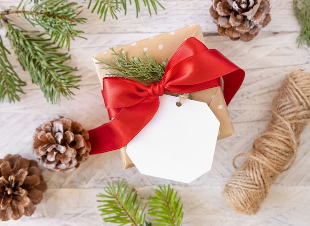 Presente de Natal com vista superior da etiqueta de presente em branco, maquete