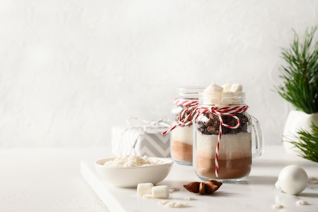 Presente de Natal comestível em frasco de vidro para fazer uma saborosa bebida de chocolate Comida de Natal Espaço da cópia