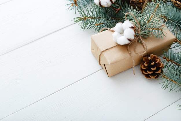 Presente de natal decorado com galhos de pinheiro