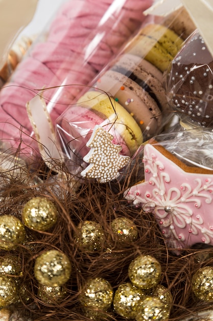 Foto presente de natal doce na cesta com pastelaria