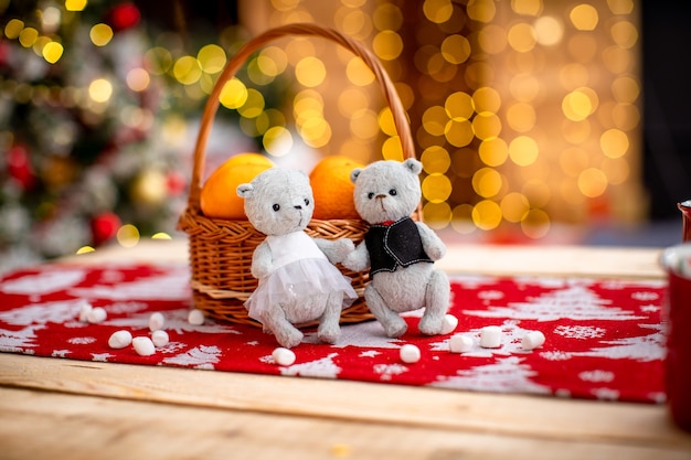Presente de Natal. dois filhotes de urso, um menino e uma menina feitos à mão de tecido. Fundo aconchegante de ano novo. espaço livre para texto