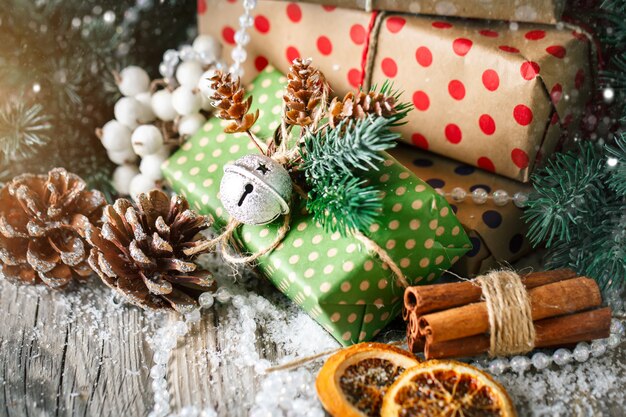 Presente de natal e árvore de natal no fundo escuro de madeira