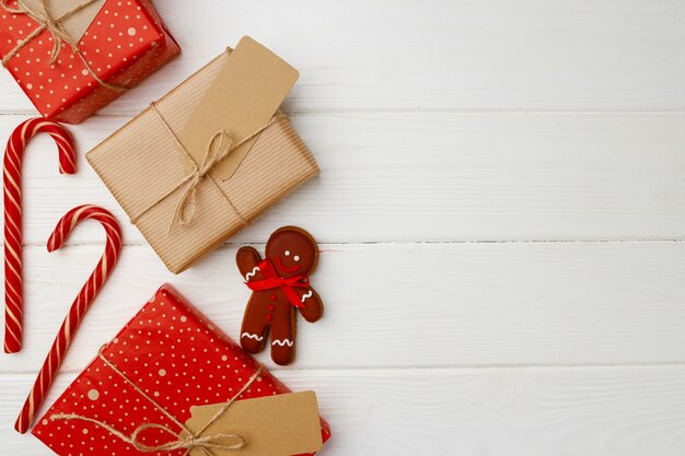 Presente de Natal e biscoitos de gengibre festivos em madeira