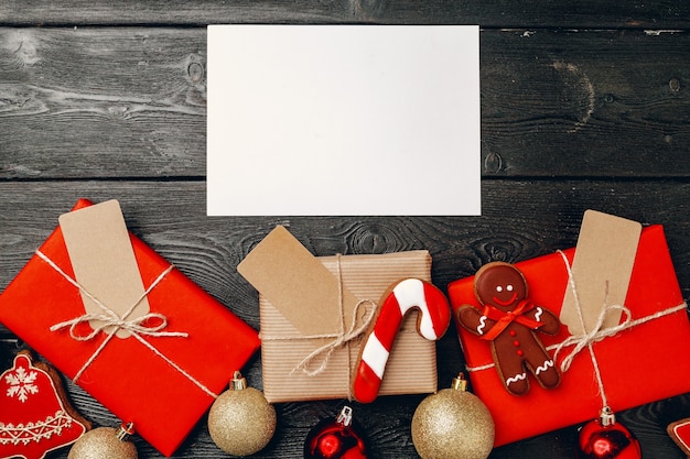 Presente de natal e biscoitos de gengibre festivos na vista superior do fundo de madeira