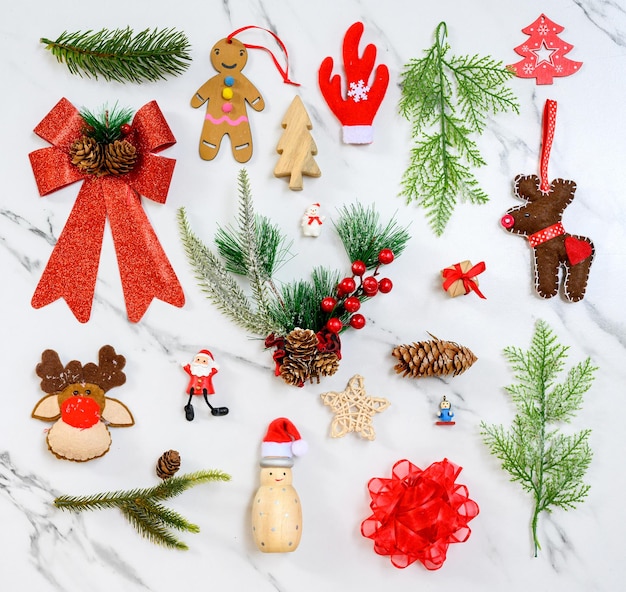 presente de natal e decoração em fundo branco. Celebração de Natal e Ano Novo para festa de férias.