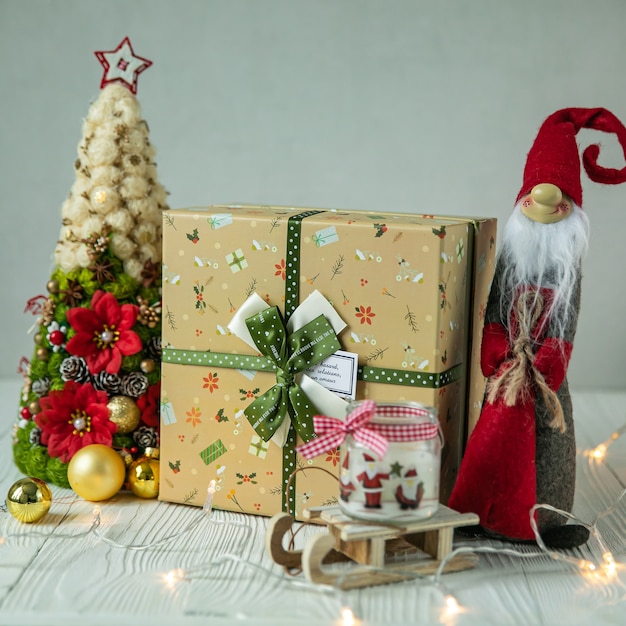 Presente de Natal em uma mesa de madeira branca.