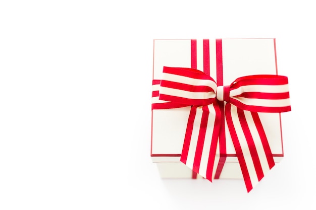 Presente de Natal embrulhado em caixa com fita vermelha e branca.