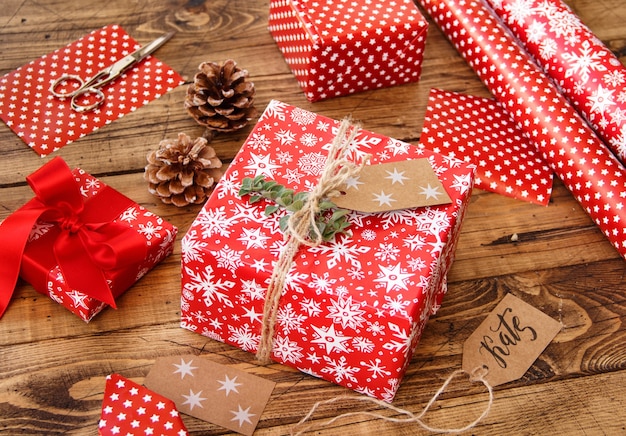 Presente de Natal embrulhado em mesa de madeira