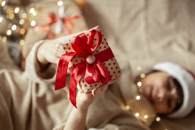 Presente de Natal fechar em mãos femininas. Conceito de presentear.