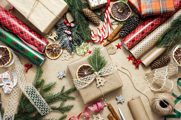 Presente de Natal lindamente desenhado, a mesa é coberta com papel artesanal bege e preenchida com