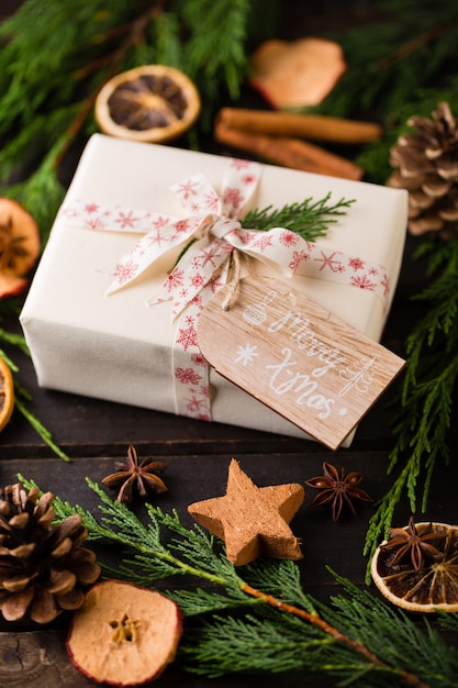 Presente de Natal na mesa de madeira antiga.