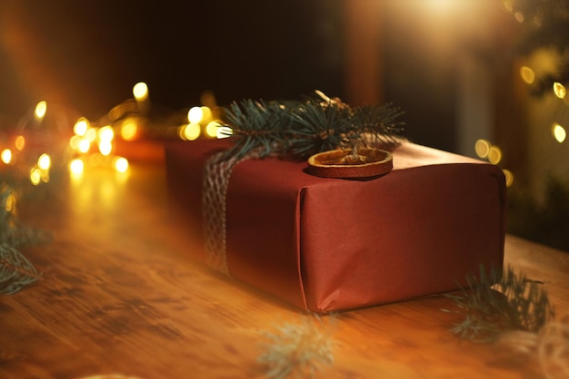 Presente de natal na mesa de madeira