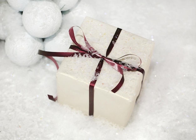 Presente de natal na neve branca, foto ornamental do estúdio