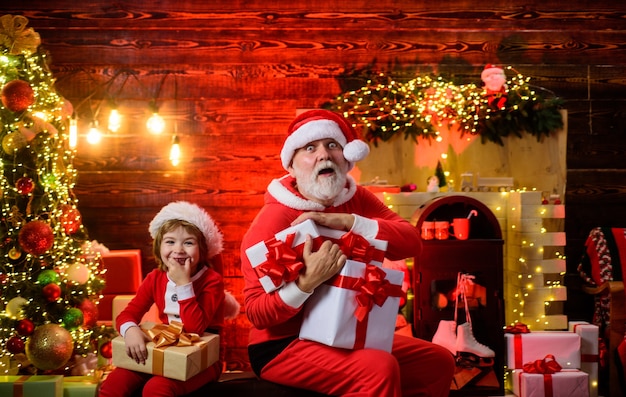 Presente de Natal, Natal, tempo sorrindo, criança menino fantasiado de Papai Noel com Papai Noel feliz