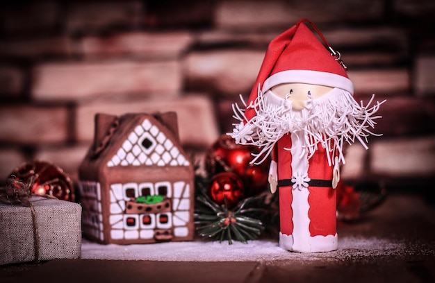 Presente de Natal no fundo de uma casa de pão de gengibre