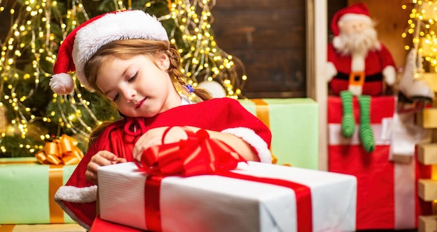 Presente de natal para crianças criança feliz com caixa de presente de natal