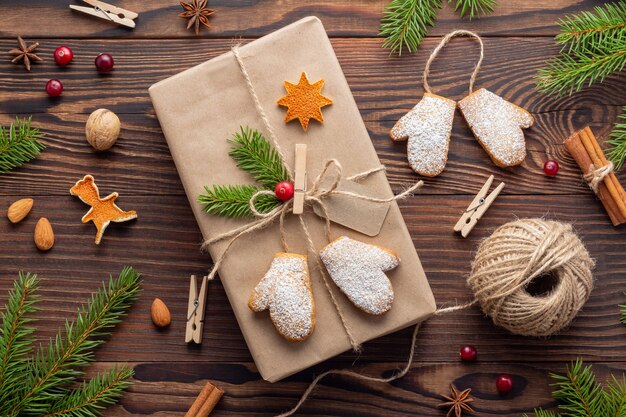 Presente de natal vintage decorado com biscoitos em forma de luva e amarrado com fio de juta