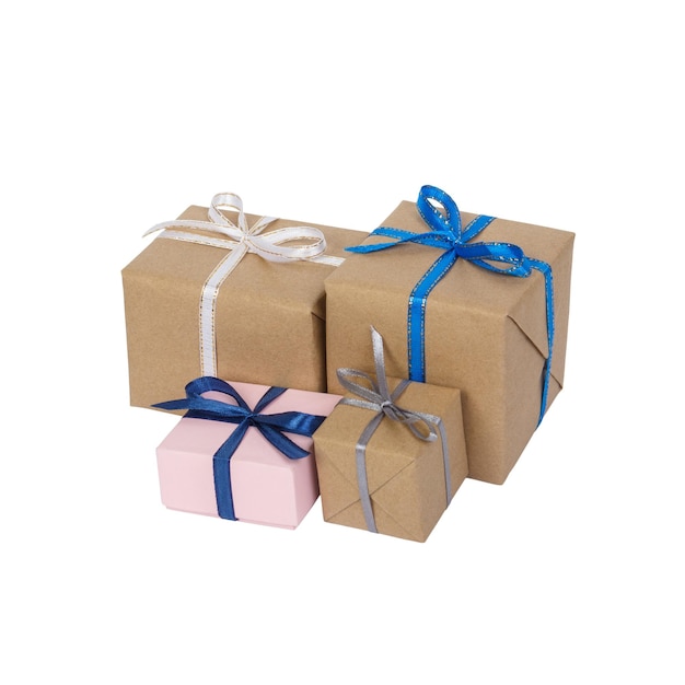 Foto presente de papel marrom rústico estilo natalino amarrado com cordas fundo branco isolado empilhando a caixa de pacotes com papel kraft