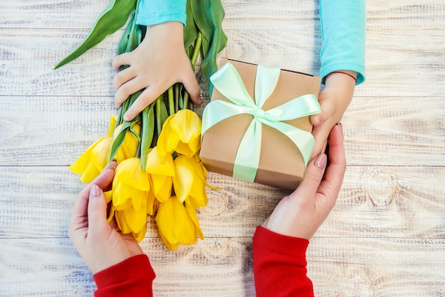 Presente e flores. foco seletivo. feriados e eventos.