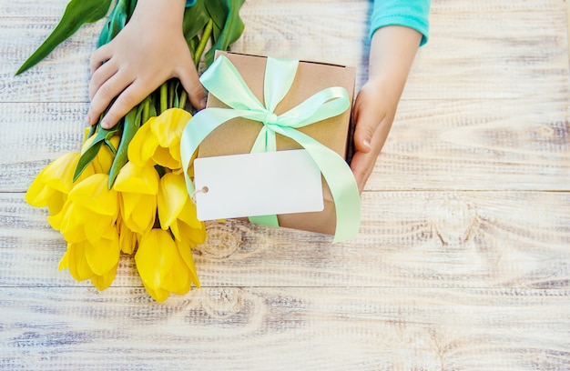 Presente e flores. foco seletivo. feriados e eventos.