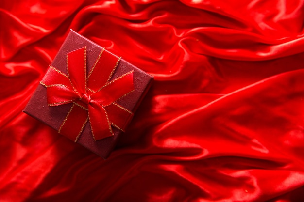 Presente em embalagem vermelha em material de seda vermelha