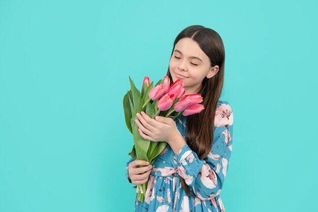 Presente floral niño feliz olor tulipanes madres o día de la mujer