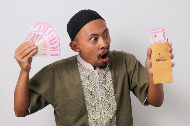 Presente generoso homem indonésio surpreendido pelo dinheiro do Eid