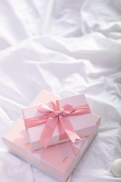 Presente rosa com papel de parede de laço em pano branco