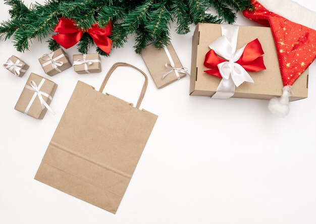 Presentes, chapéu vermelho, árvore de Natal e caixas de embalagem, vista superior, conceito de entrega.