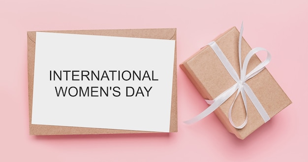 Presentes com carta de nota sobre fundo rosa isolado, conceito de amor e dia dos namorados com texto Dia internacional da mulher