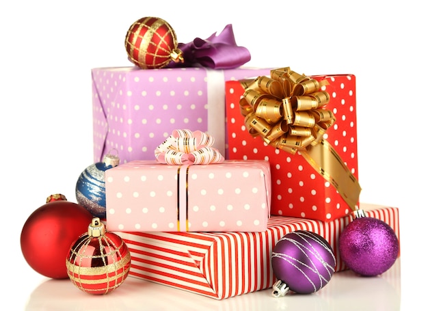 Presentes com decorações de natal, isolados no branco