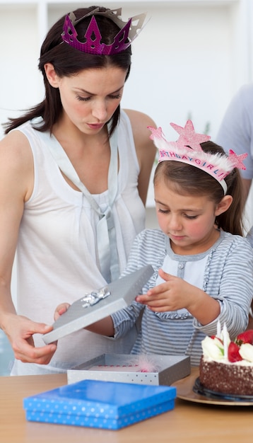 Presentes de aniversário de abertura de menina