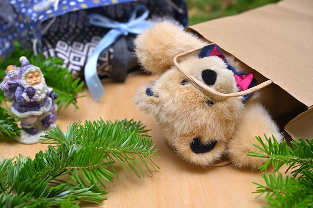 Presentes de Ano Novo para crianças no Natal na mesa