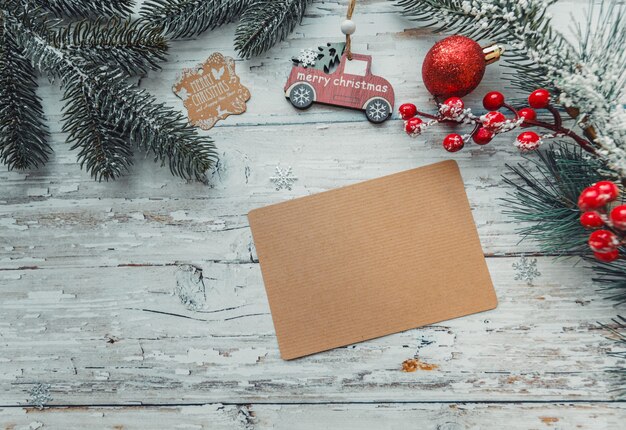 Presentes de brinquedos de Natal com uma carta artesanal para inserir texto em um fundo de madeira