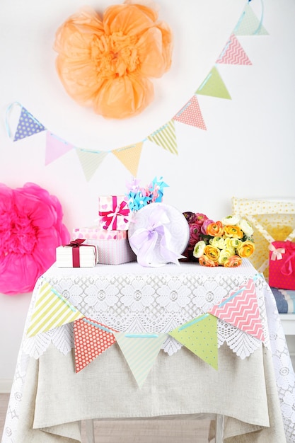 Presentes de casamento ou aniversário na mesa decorada, em fundo brilhante