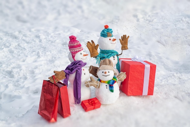 Presentes de entrega boneco de neve com presente no dia de natal boneco de neve com um saco de presentes boneco de neve familiar no