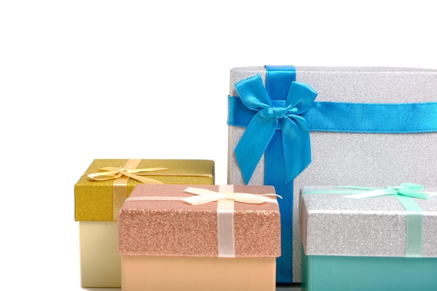 Presentes de feriado em caixas de presente com fundo branco