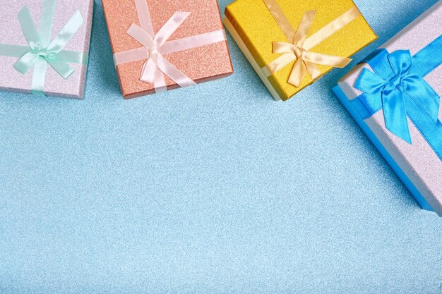 Presentes de férias em caixas de presentes com fundo azul brilhante